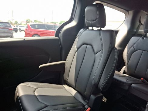 New 2025 Chrysler Pacifica Select image 13