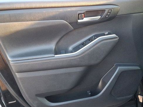 Used 2023 Toyota Highlander Bronze Edition image 12