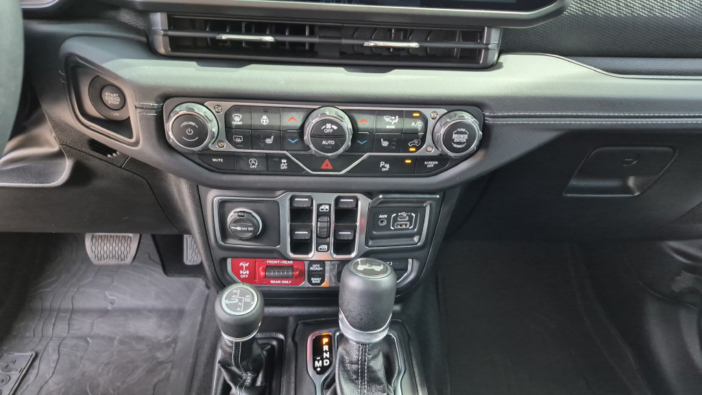 Used 2025 Jeep Wrangler Unlimited Rubicon AWD/4WD image 17