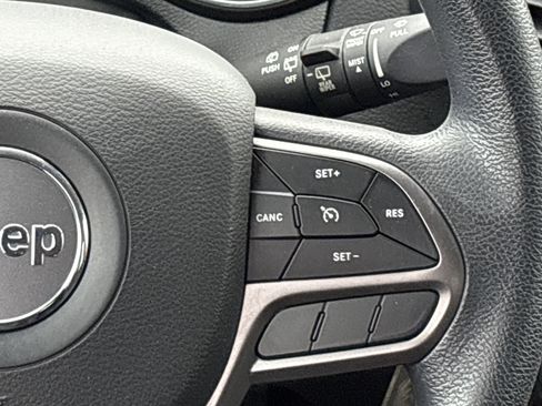 Used 2019 Jeep Cherokee Latitude w/ Popular Appearance Group image 23