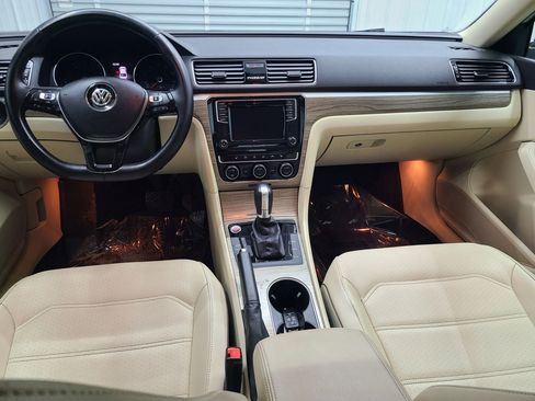 Used 2018 Volkswagen Passat 2.0T SE image 2