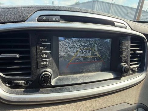 Used 2018 Kia Sorento FWD image 12