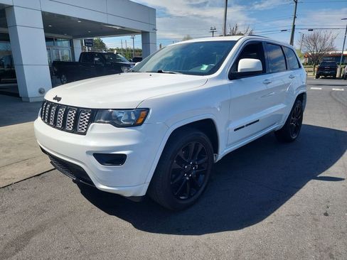 Used 2019 Jeep Grand Cherokee Altitude image 4
