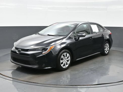 Used 2025 Toyota Corolla LE FWD image 2