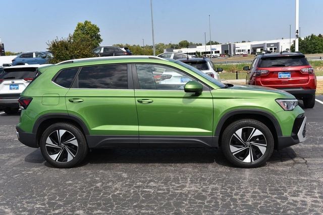 Used 2025 Volkswagen Taos SE AWD/4WD image 5