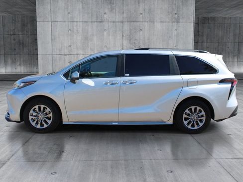 Used 2024 Toyota Sienna XLE FWD image 2