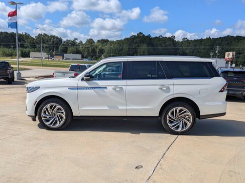 Used 2025 Lincoln Navigator Reserve AWD/4WD image 2