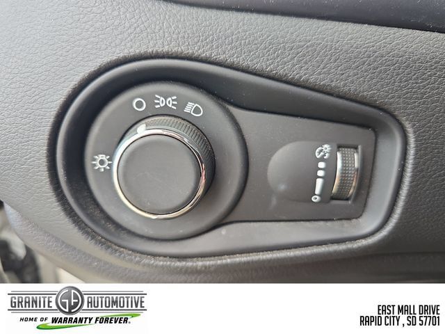 Used 2023 Jeep Renegade Latitude AWD/4WD image 31