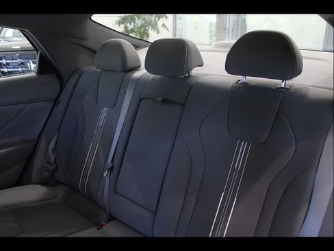 Used 2025 Hyundai Elantra SEL FWD image 17