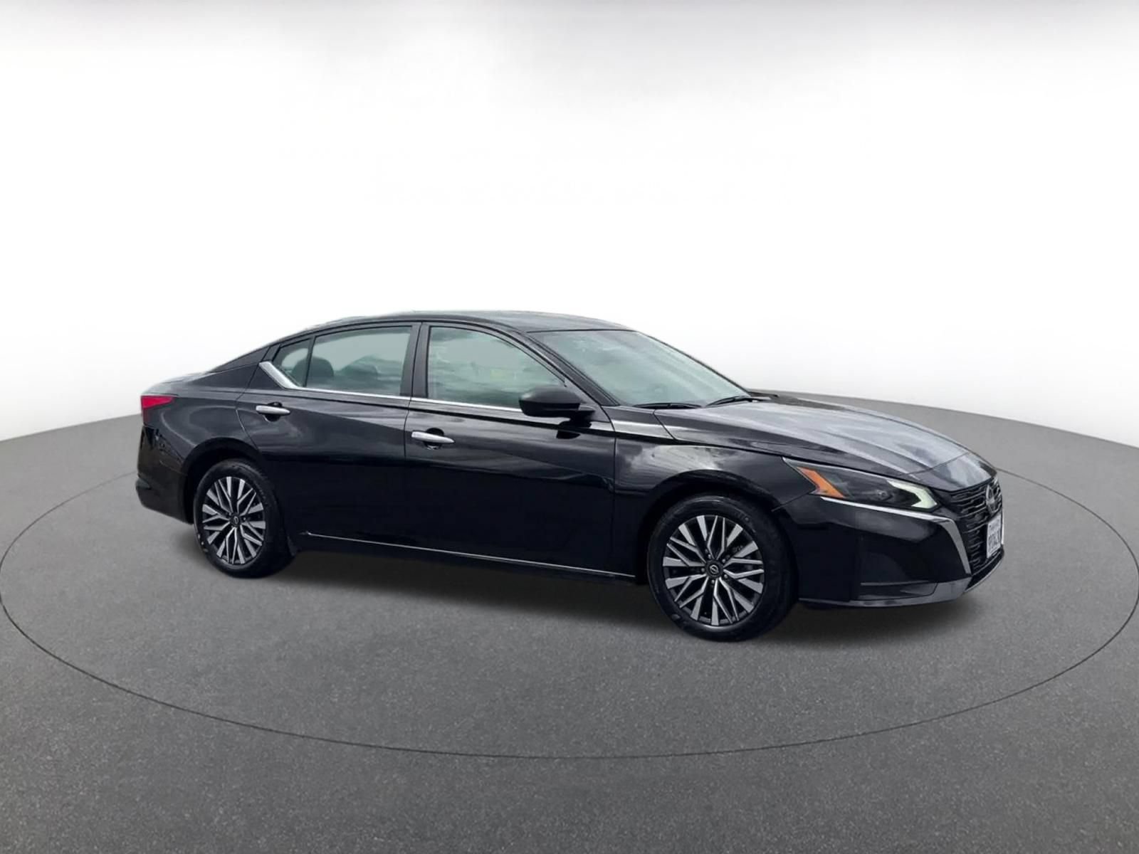 Used 2025 Nissan Altima 2.5 SV FWD image 2