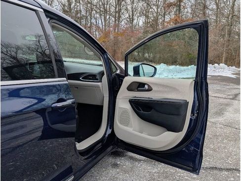 Used 2018 Chrysler Pacifica Touring-L Plus image 11