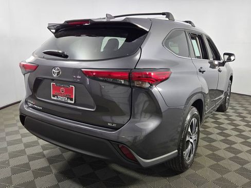 Used 2023 Toyota Highlander XLE image 9