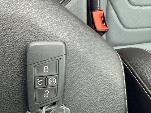Used 2025 Volkswagen Jetta SEL FWD image 30