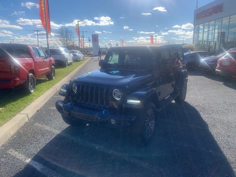 Used 2022 Jeep Wrangler Unlimited Sahara image 3