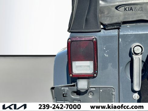 Used 2017 Jeep Wrangler Unlimited Sahara w/ Connectivity Group image 10