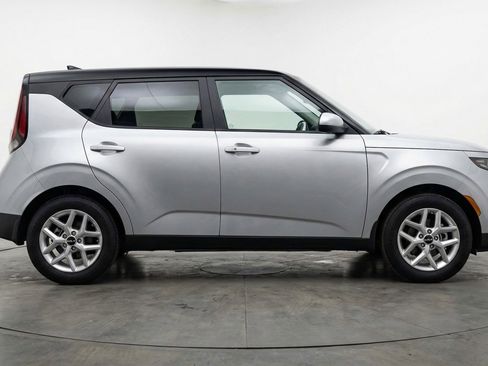 Used 2025 Kia Soul LX w/ LX Technology Package FWD image 8