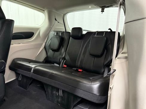 Used 2024 Chrysler Pacifica Select image 22