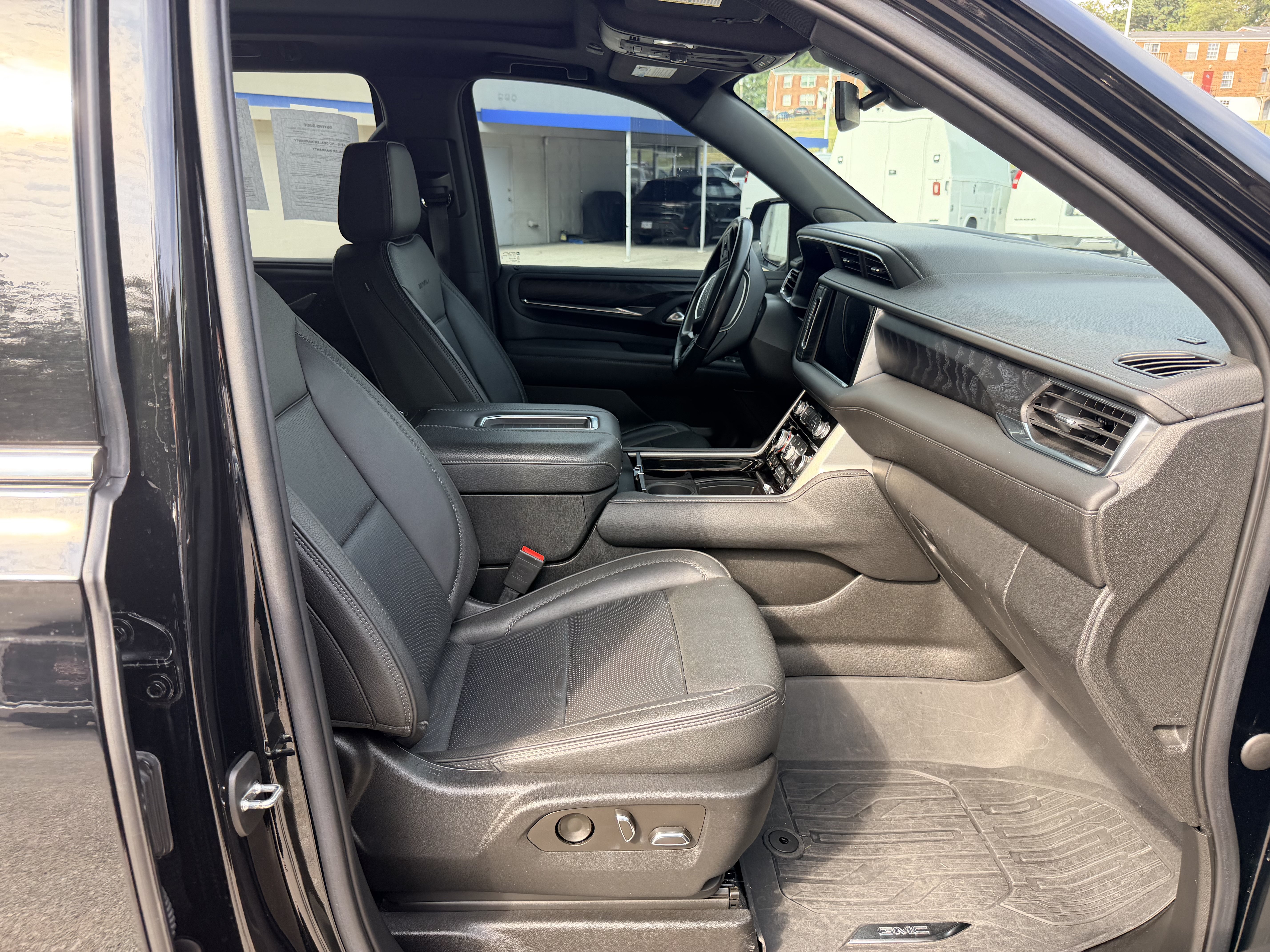 Used 2022 GMC Yukon Denali AWD/4WD image 10