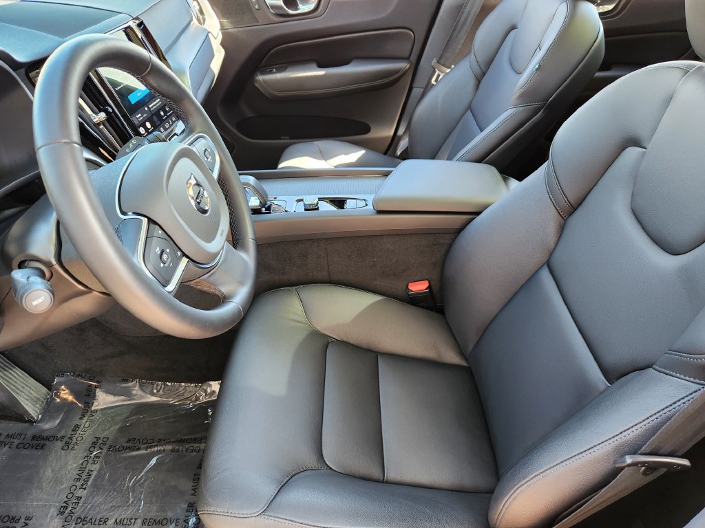Used 2025 Volvo XC60 B5 Core w/ Protection Package Premier AWD/4WD image 4