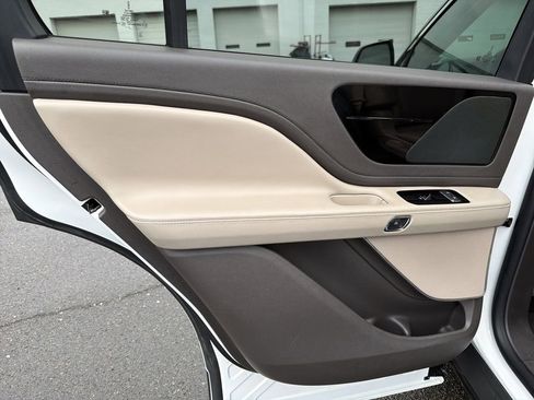 Used 2023 Lincoln Aviator AWD w/ Premium Package image 12