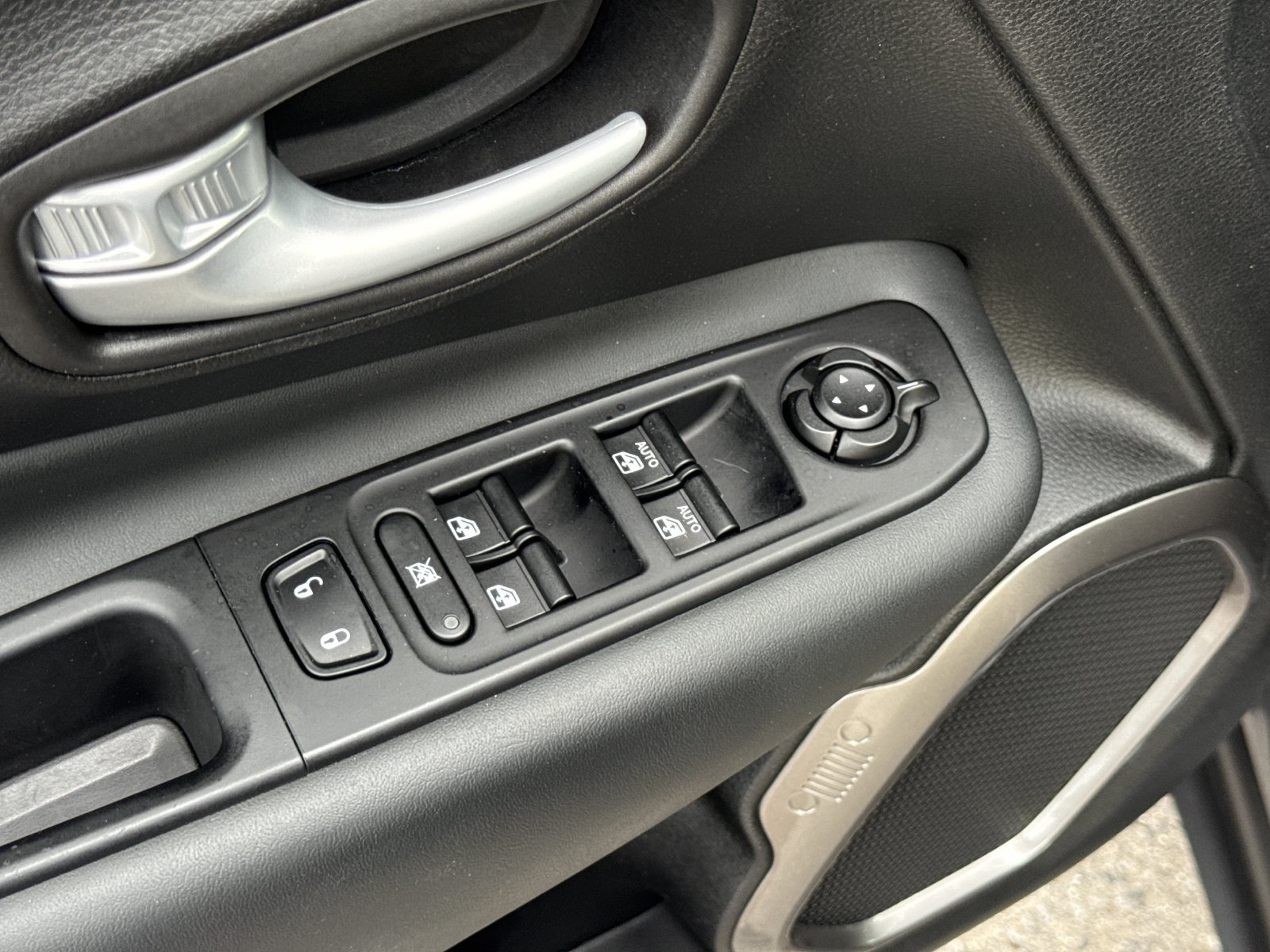 Used 2023 Jeep Renegade Latitude AWD/4WD image 14