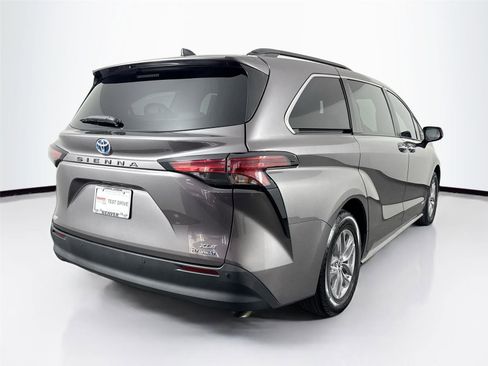 Certified 2021 Toyota Sienna XLE image 6