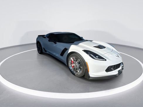 Used 2015 Chevrolet Corvette Z06 w/ 3LZ Preferred Equipment Group image 2