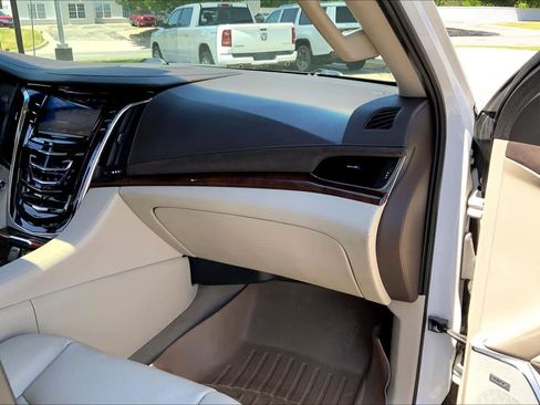 Used 2017 Cadillac Escalade Luxury AWD/4WD image 18