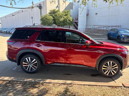 Used 2022 Nissan Pathfinder Platinum w/ Cargo Package FWD image 4
