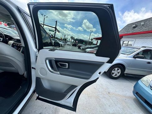 Used 2019 Land Rover Discovery Sport SE AWD/4WD image 4