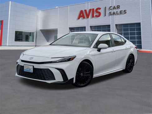 Used 2025 Toyota Camry SE image 1