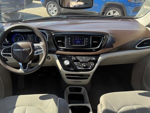 Used 2017 Chrysler Pacifica LX FWD image 22
