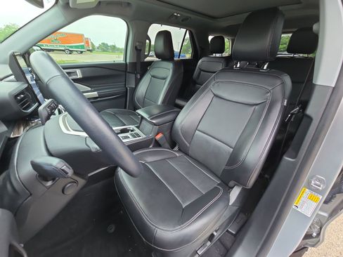 Used 2023 Ford Explorer Limited w/ Limited Technology Package RWD image 11