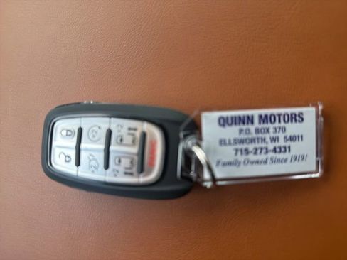 Used 2025 Chrysler Pacifica Pinnacle w/ Trailer Tow Group AWD/4WD image 28