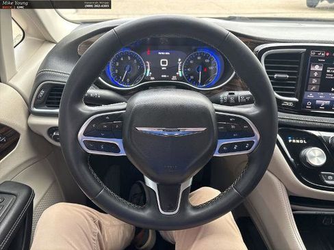 Used 2023 Chrysler Pacifica Limited FWD image 22
