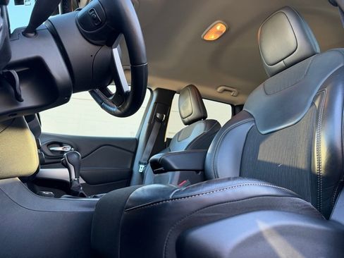 Used 2018 Jeep Cherokee Latitude Plus image 9