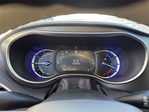 Used 2020 Chrysler Pacifica Limited w/ Advanced Safetytec Group image 11