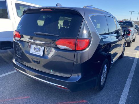 Used 2020 Chrysler Pacifica Touring-L image 8