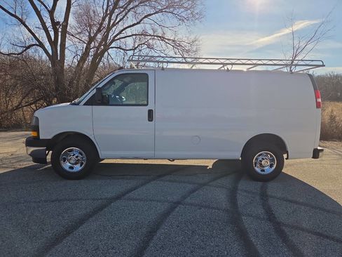 Used 2019 Chevrolet Express 3500 w/ Driver Convenience Package image 3