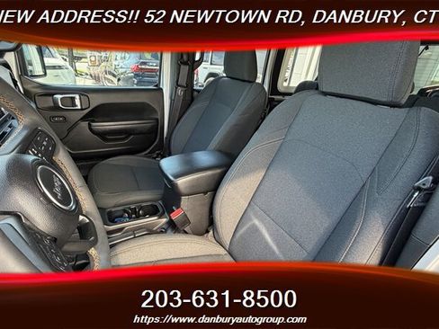 Used 2024 Jeep Wrangler Unlimited w/ Convenience Group AWD/4WD image 18