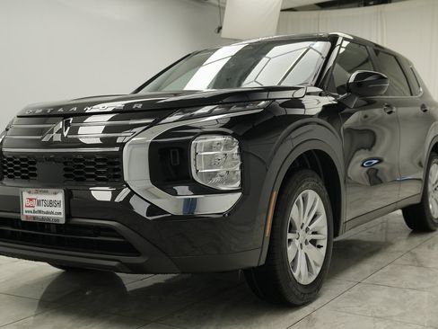 Used 2025 Mitsubishi Outlander ES image 4