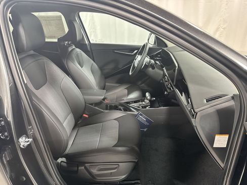 Certified 2025 Kia Niro EX Touring image 31