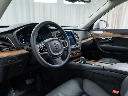 Used 2024 Volvo XC90 T8 Plus w/ Protection Package Premier image 12