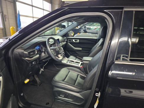 Used 2023 Ford Explorer XLT w/ Equipment Group 202A image 3