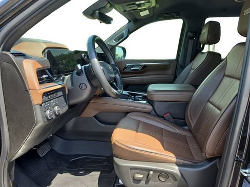 Used 2025 Chevrolet Tahoe High Country AWD/4WD image 11