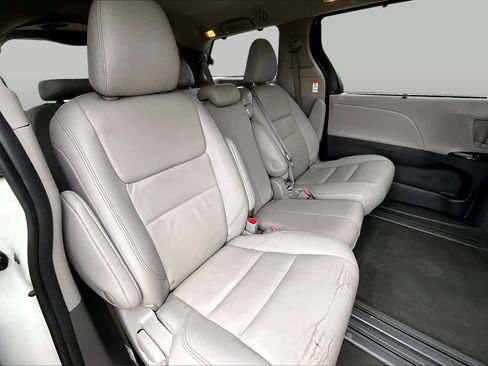 Used 2020 Toyota Sienna XLE Premium FWD image 18