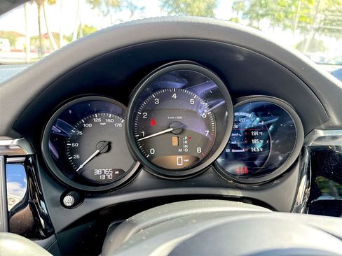 Used 2023 Porsche Macan Turbo image 50