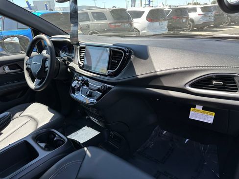 New 2026 Chrysler Pacifica Select image 15