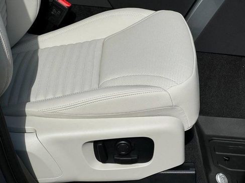 Used 2025 Land Rover Discovery Dynamic SE AWD/4WD image 20