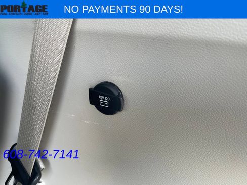 Used 2023 Chrysler Pacifica Touring-L FWD image 9